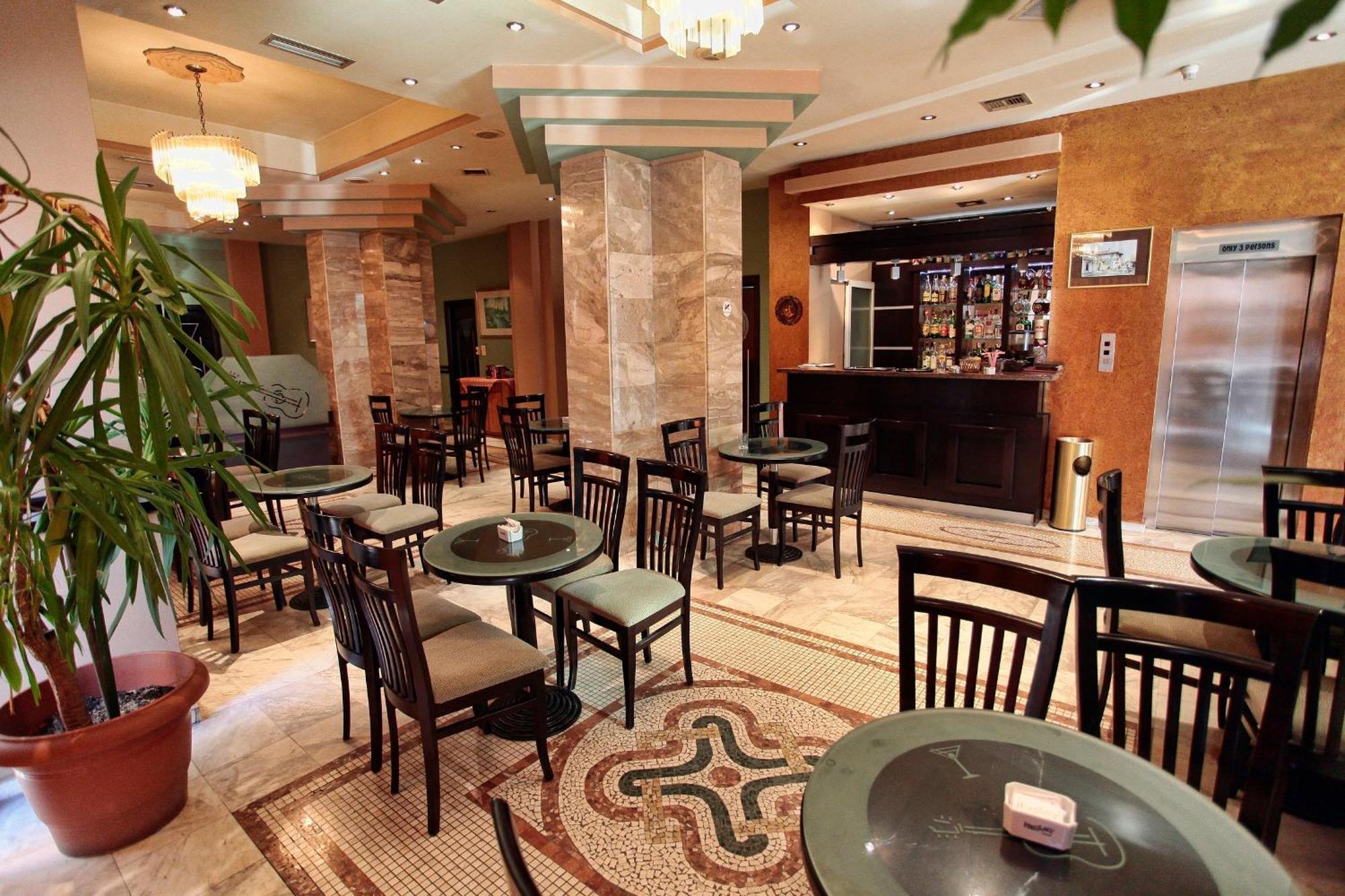 Hotel Regency Korcza Zewnętrze zdjęcie