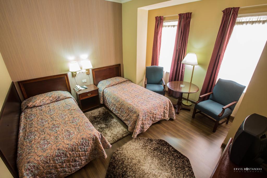 Hotel Regency Korcza Zewnętrze zdjęcie
